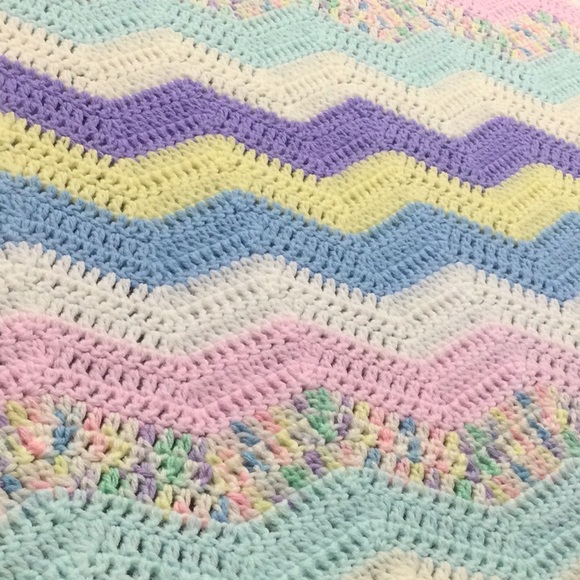 🌸Handmade crocheted baby blanket afghan for crib or stroller. New. - Picture 2 of 8